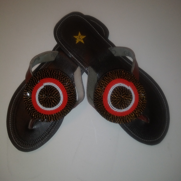 Open toe sandals. - Picture 2 of 4